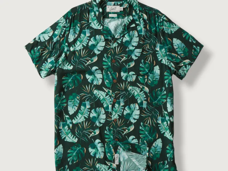 Camp collar Hawaiian shirt with an open one-piece collar