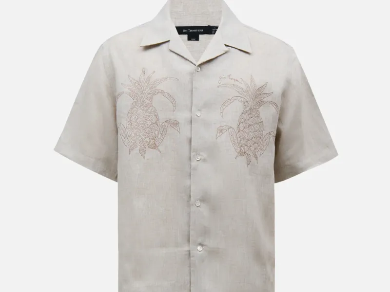 Hawaiian shirt with an embroidered logo on the chest